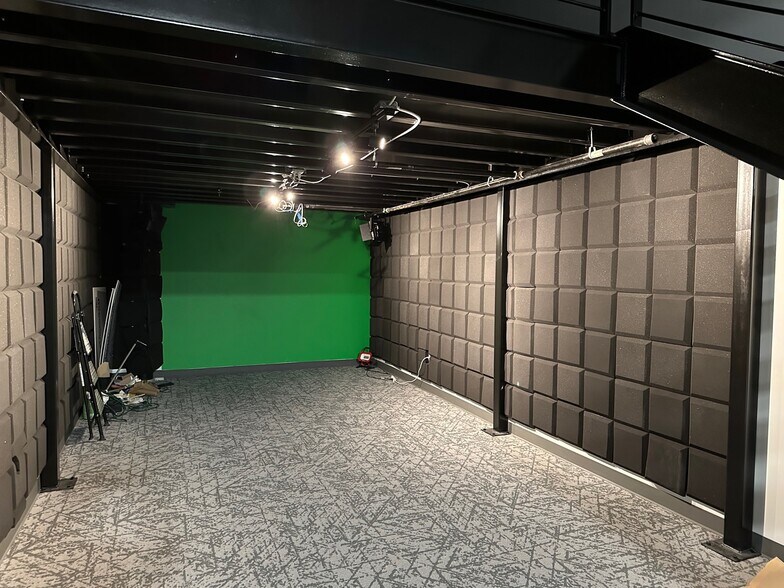 More Photos Of 4229 FM 620, Austin Showroom For Sale