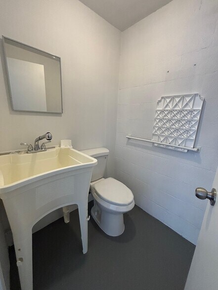 More Photos Of 4055-4059 7th Ter, Saint Petersburg Warehouse For Sale