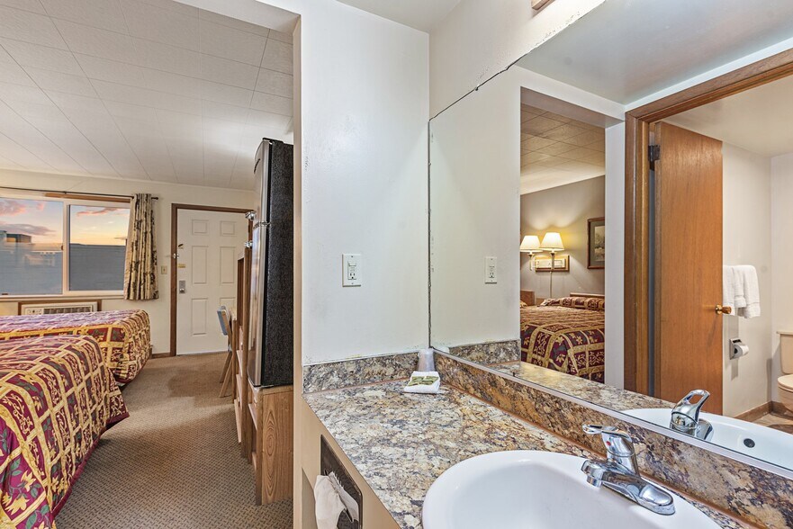 More Photos Of 1510 Adams Ave, La Grande Hotel For Sale