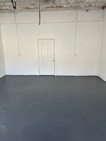 More Photos Of 686 Montgomery Ave, Lexington General Retail For Sale