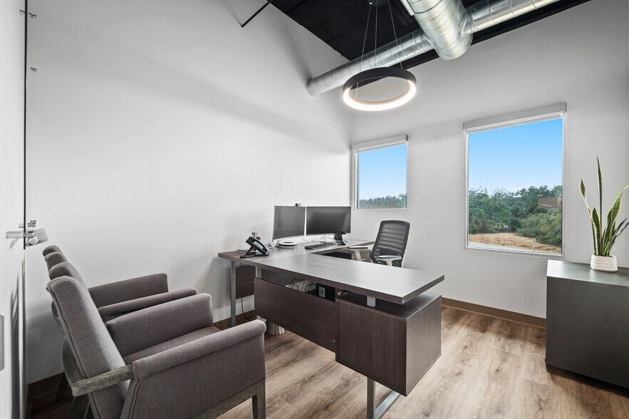 More Photos Of 3821 Juniper Trce, Austin Loft Creative Space For Sale