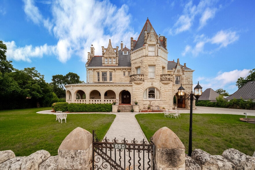 More Photos Of 950 E Grayson St, San Antonio Lodge Meeting Hall For Sale