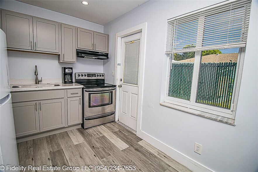 More Photos Of 2432 Sherman St, Hollywood Apartments For Sale
