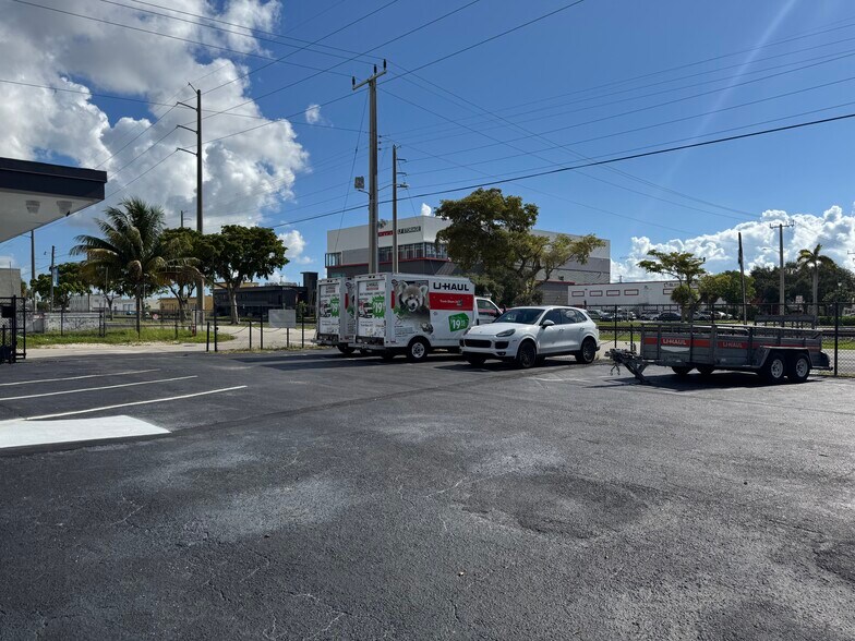 More Photos Of 1822 N Dixie Hwy, Hollywood Storefront Retail Residential For Sale