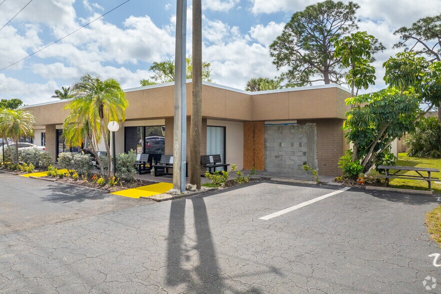 More Photos Of 6313 Corporate Ct, Fort Myers Office Residential For Lease