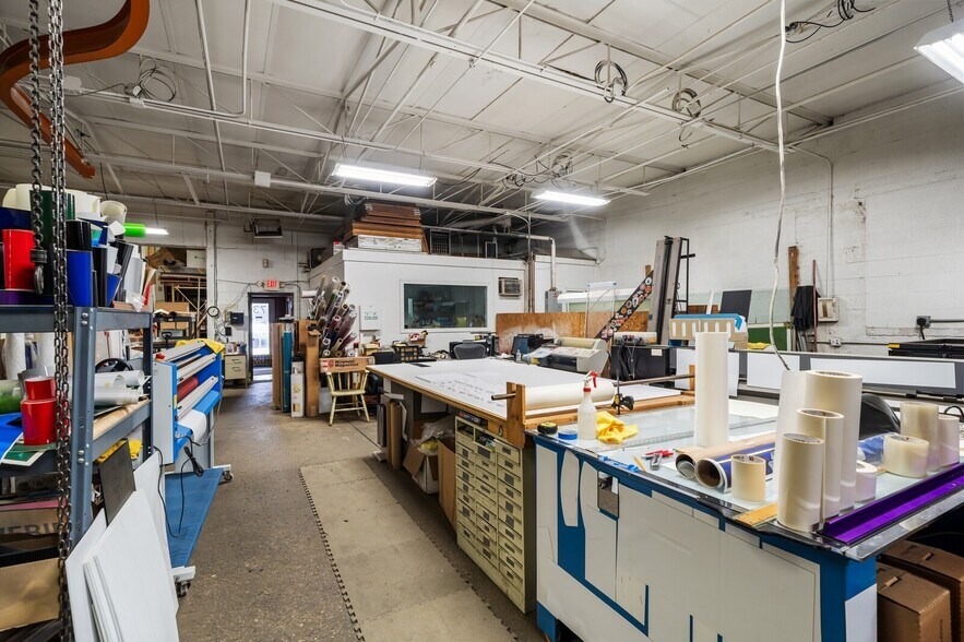 More Photos Of 73 W Walton Blvd, Pontiac Manufacturing For Sale