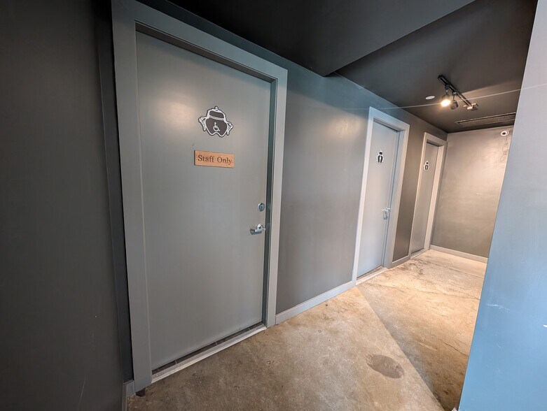 More Photos Of 205 16th St, West Vancouver General Retail For Lease