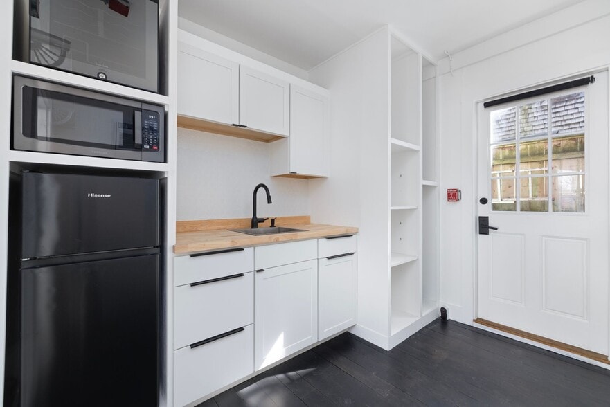 More Photos Of 138 Spring St, Newport Storefront Retail Office For Sale