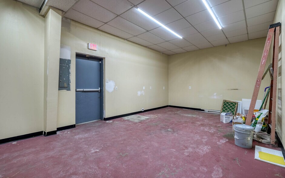 More Photos Of 1118 Smith St, Waller Showroom For Sale