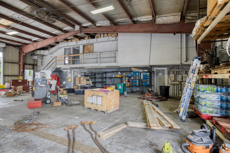 More Photos Of 9516 E Dr Martin Luther King Blvd, Tampa Warehouse For Lease