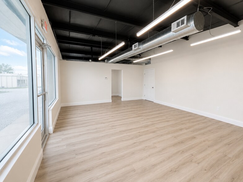 More Photos Of 5100 E Broadway Ave, Tampa Showroom For Sale