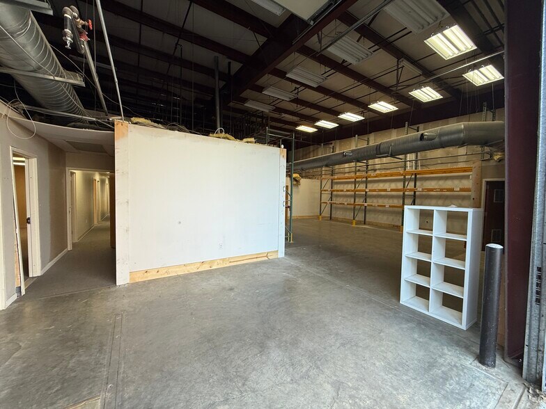 More Photos Of 12635-12651 Hemlock St, Overland Park Showroom For Sale