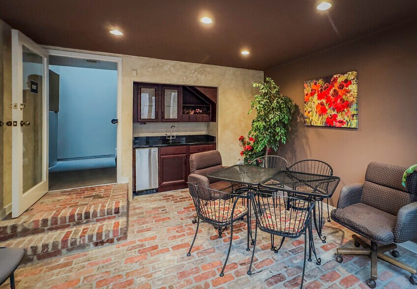 More Photos Of 25 South Court St, Montgomery Office Residential For Sale
