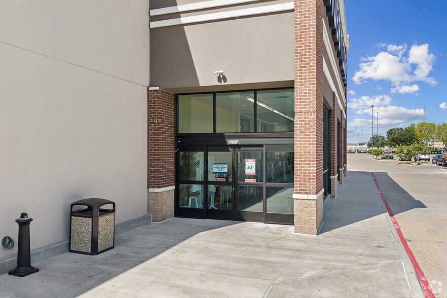 More Photos Of 1309-1323 W Pipeline Rd, Hurst General Retail For Sale