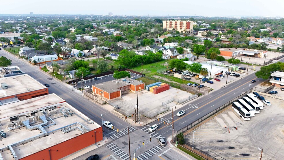 More Photos Of 1403 E Houston St, San Antonio Flex For Lease