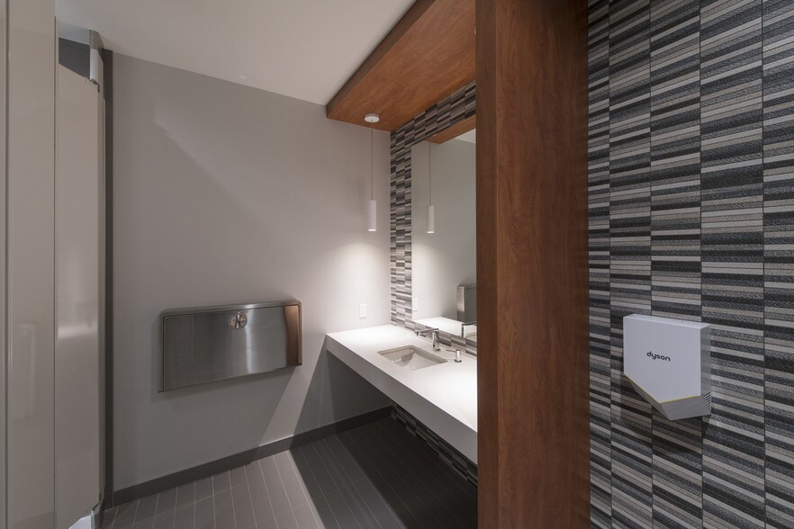 More Photos Of 3916 Macleod Trl SE, Calgary Medical For Lease