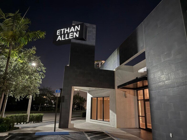 More Photos Of 9775 S Dixie Hwy, Miami Freestanding For Lease