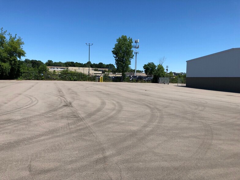 More Photos Of 21375 Telegraph Rd, Southfield Warehouse For Lease