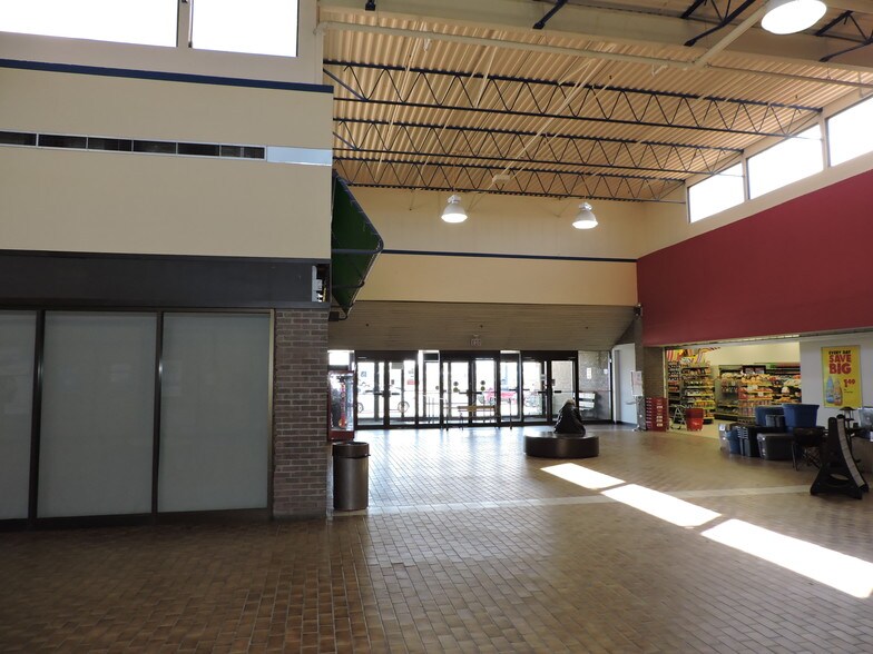 More Photos Of 5230 45 St, Lacombe General Retail For Lease