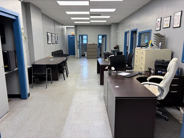 More Photos Of 1401 W Ray St, Indianapolis Truck Terminal For Lease