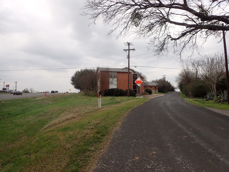 More Photos Of 605 Hwy 290 North, Elgin Office For Sale