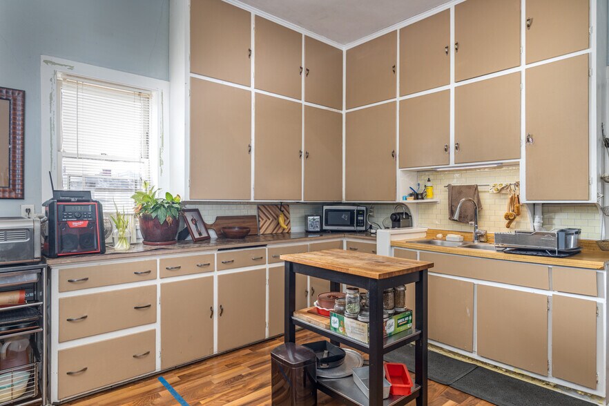 More Photos Of 578 N Main St, Oshkosh Storefront Retail Residential For Sale