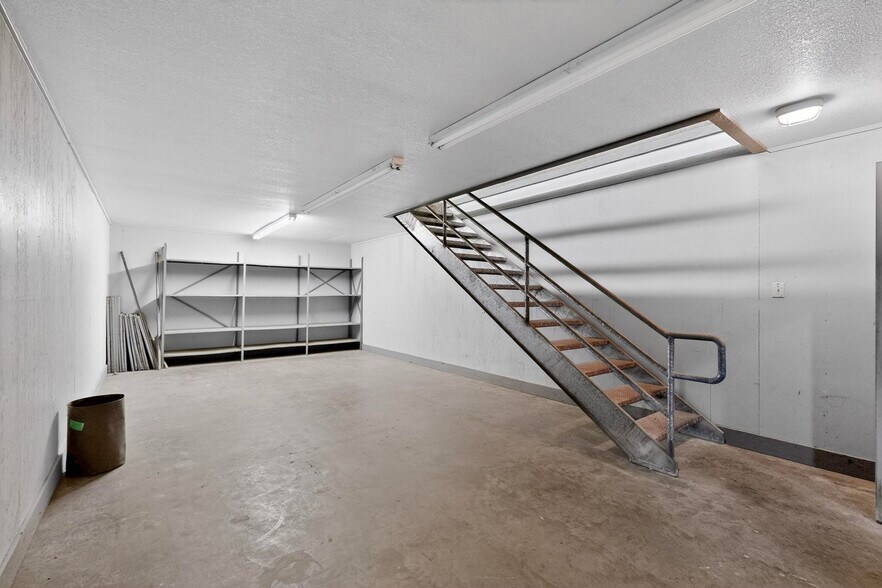 More Photos Of 2620 Carson St, Haltom City Light Distribution For Lease