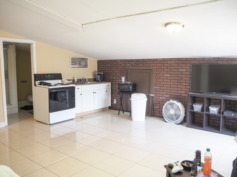 More Photos Of 1 Wall St, Cromwell Restaurant For Sale