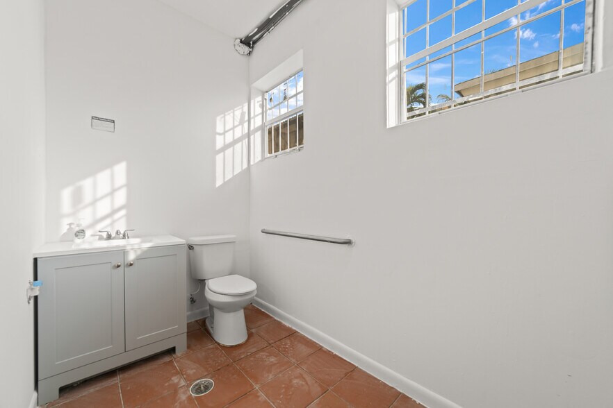 More Photos Of 913 SW 8th Ave, Hallandale Beach Warehouse For Lease