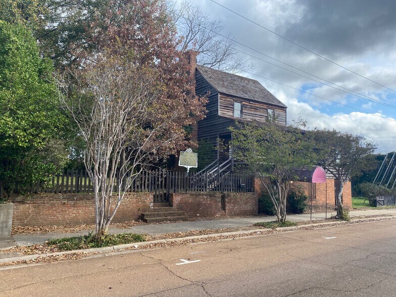 Primary Photo Of 613-615 Jefferson St, Natchez Restaurant For Sale