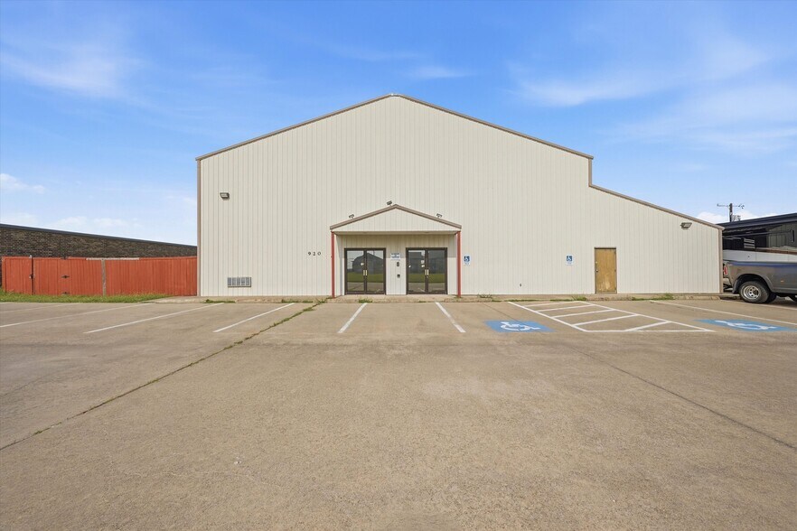 More Photos Of 920 S Heritage Pky, Sherman Specialty For Sale