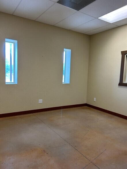 More Photos Of 1658 County Road 412, Glen Rose Warehouse For Lease