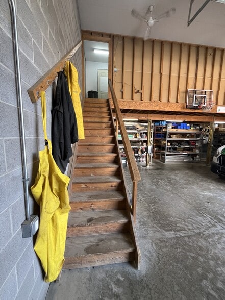 More Photos Of 17111 Munn Rd, Chagrin Falls Light Manufacturing For Sale