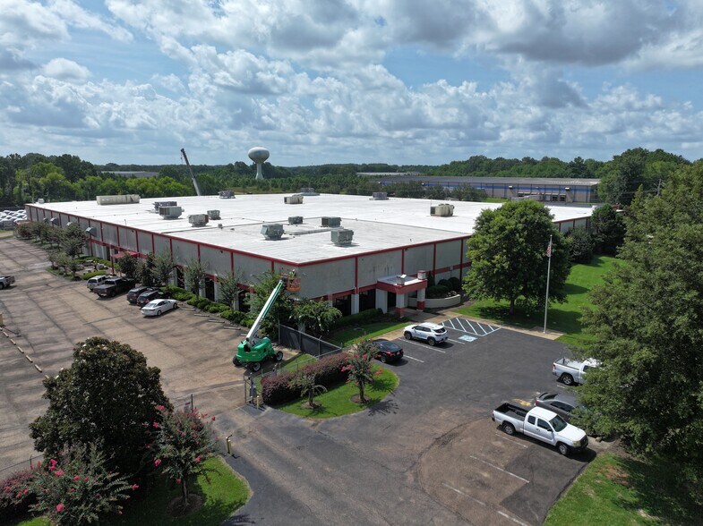 More Photos Of 190 NW Industrial Pky, Jackson Manufacturing For Sale