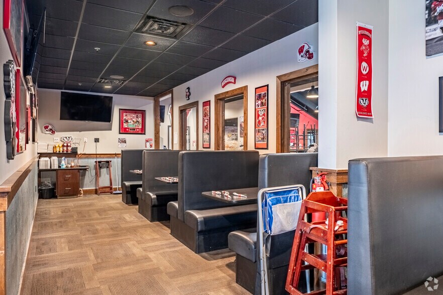 More Photos Of 1400 Commerce Pl, Plover General Retail For Sale