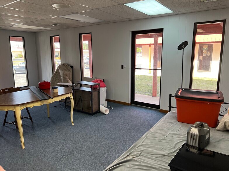 More Photos Of 401 Peacock Street, Cochran Office For Sale