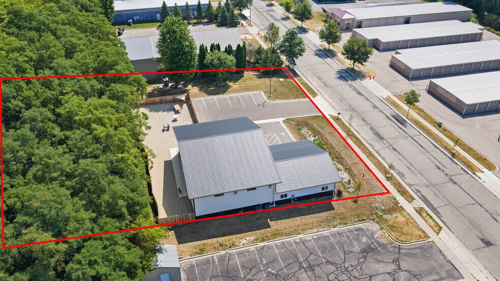 More Photos Of 390 Progress Dr, Cottage Grove Veterinarian Kennel For Sale