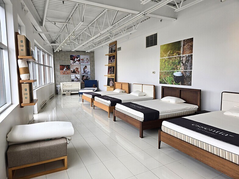 More Photos Of 2700-2760 Boul Daniel-Johnson, Laval Warehouse For Lease