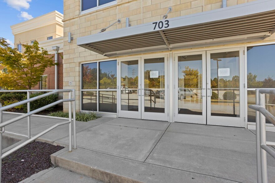 More Photos Of 703 Verdae Blvd, Greenville Healthcare For Lease