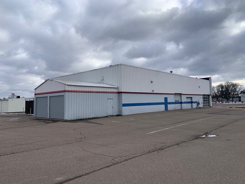 More Photos Of 35080 Grand River Ave, Farmington Auto Dealership For Lease