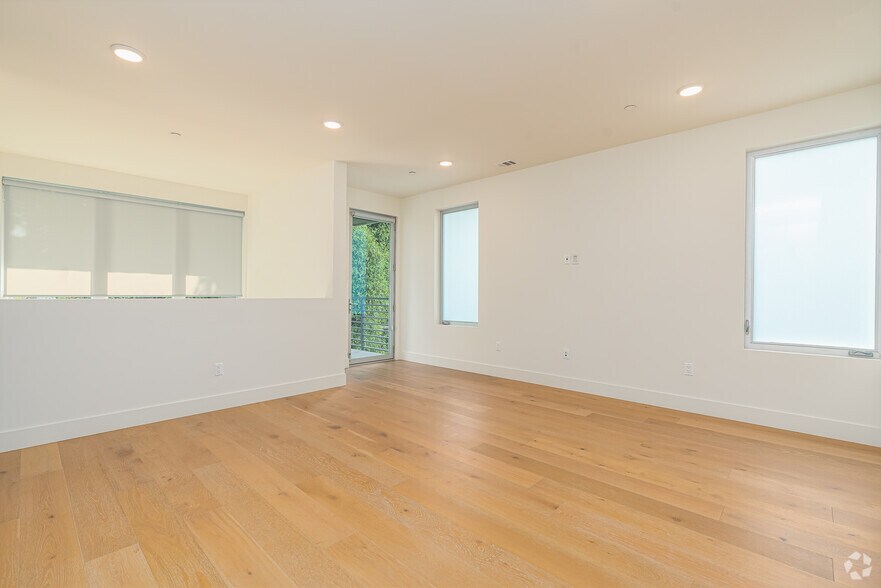 More Photos Of 2000 N Beachwood Dr, Los Angeles Apartments For Sale