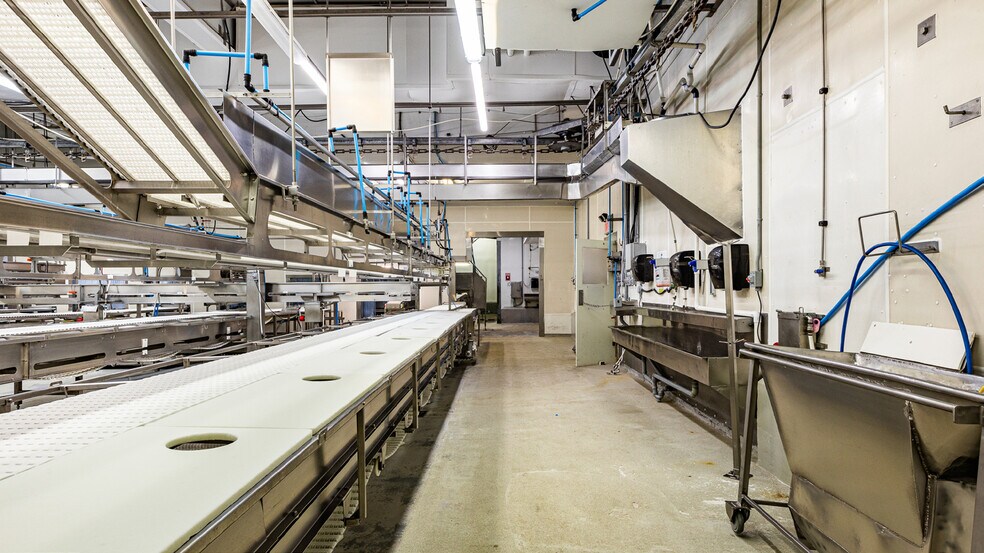 More Photos Of 212 Ch Du Canton S, Yamachiche Industrial For Sale