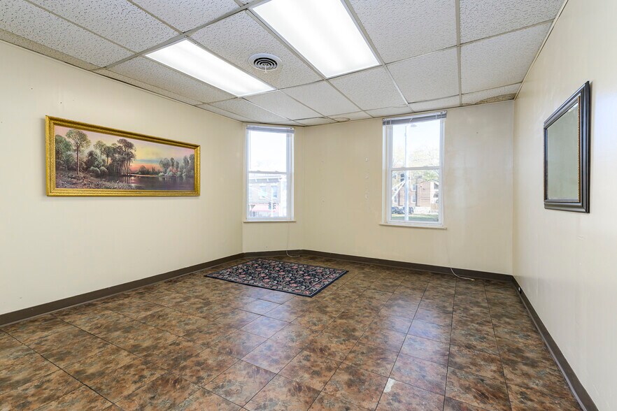 More Photos Of 4019 S Grand Blvd, Saint Louis Flex For Sale