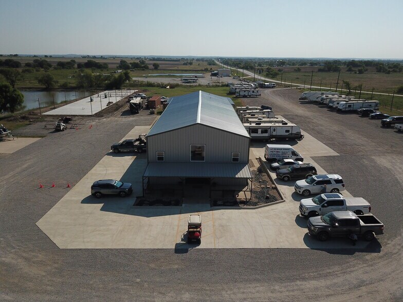 More Photos Of 13239 S Interstate 35, Valley View Manufacturing For Lease
