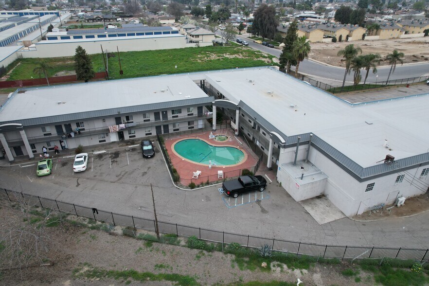 More Photos Of 2700 White Ln, Bakersfield Apartments For Sale