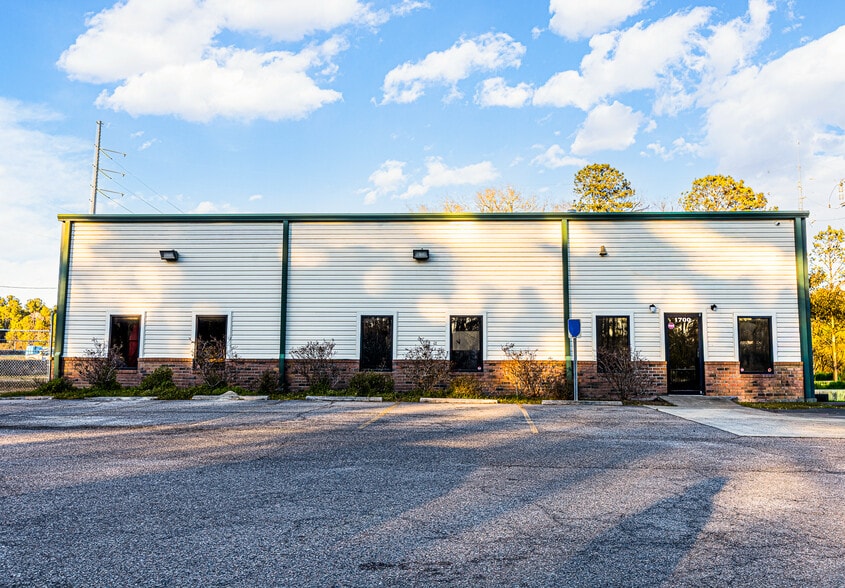More Photos Of 1700 W 5th North St, Summerville Flex For Sale