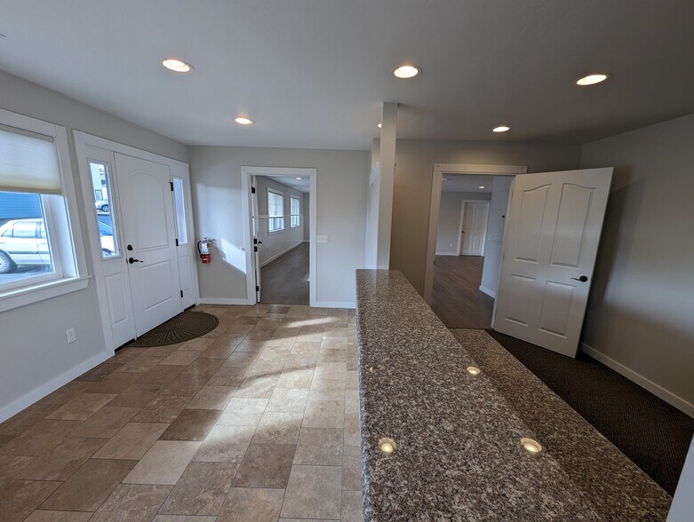 More Photos Of 616 Hemlock St, Brookings Office For Sale