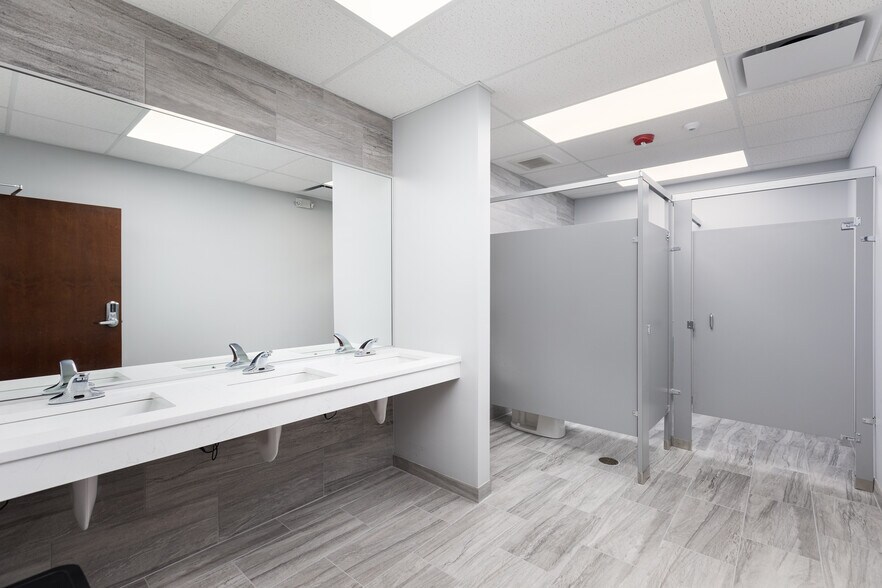 More Photos Of 391 Quadrangle Dr, Bolingbrook Office For Lease