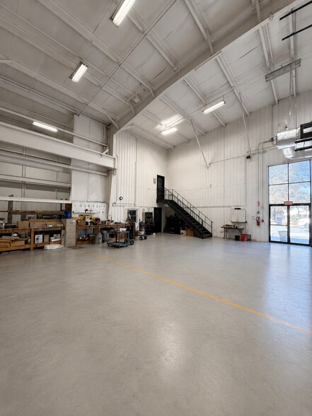 More Photos Of 915 Commerce Cir, Hanahan Manufacturing For Sale