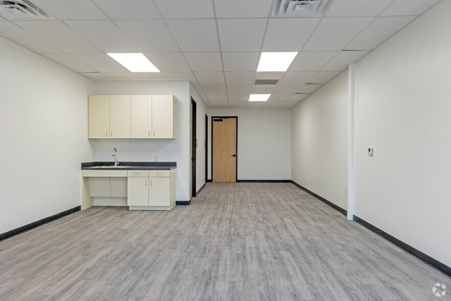 More Photos Of 11110 Bluff Bend Dr, Austin Warehouse For Sale